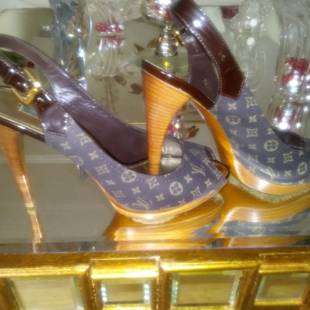 **SOLD**LOUIS VUITTON** HEELS~39 - Picture 5 of 7